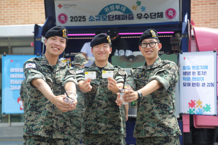 1. 이동식 간식차 앞 컵빙수와 귀성부대원 (2)