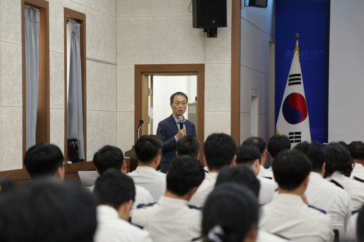 조종묵 초대 소방청장의 태안소방서 직원 대상 교육 모습