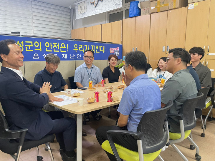 조병옥(사진 왼쪽) 음성군수 야근 직원 격려 방문 모습.