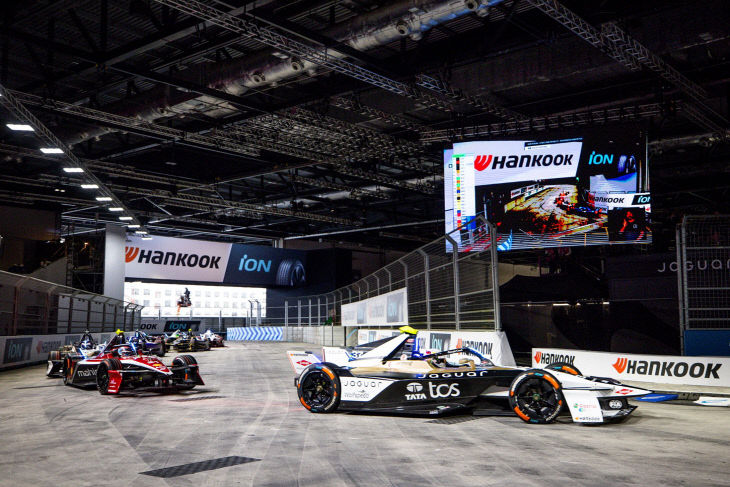 [사진자료1] 포뮬러 E 2025 런던 E-Prix 경기 장면