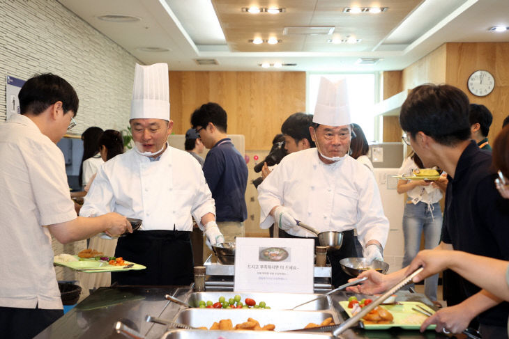 수원특례시의회, 직원 격려 ‘복달임’