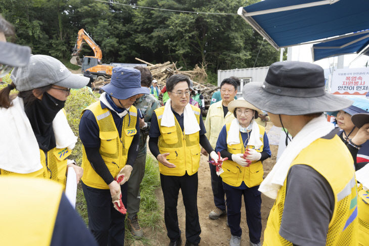 김동연 경기도지사, 자원봉사 ‘가평 수해복구 현장’ 동참