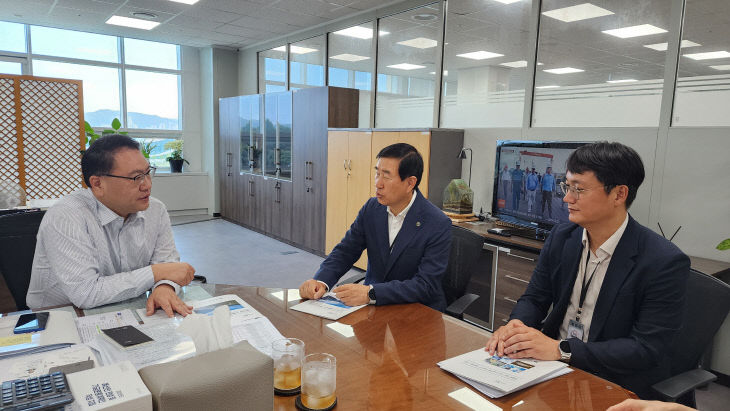 조길형(사진 가운데) 시장이 유병서(왼쪽) 예산실장을 만나 예
