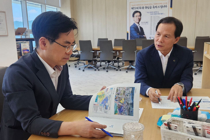 조병옥(사진 오른쪽) 음성군수가 행정안전부 김민재 차관에게