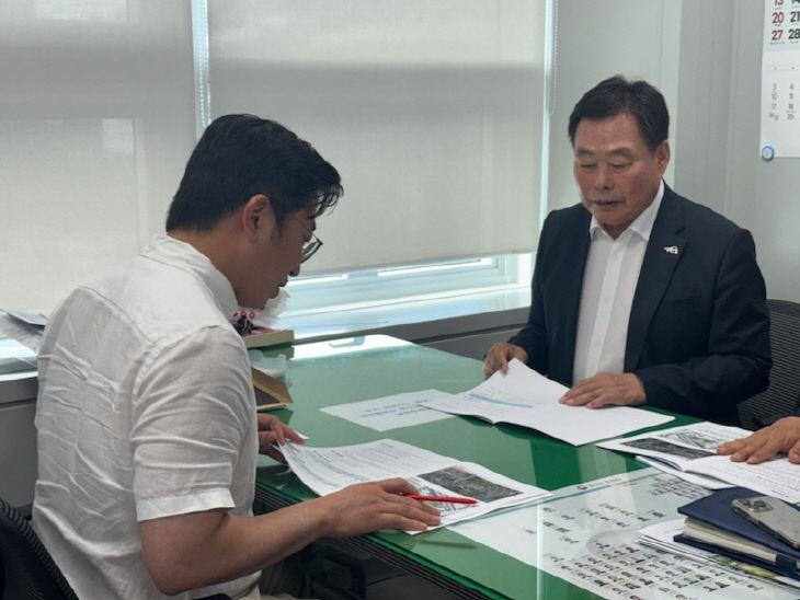 기후환경예산과장을 만난 김산 군수