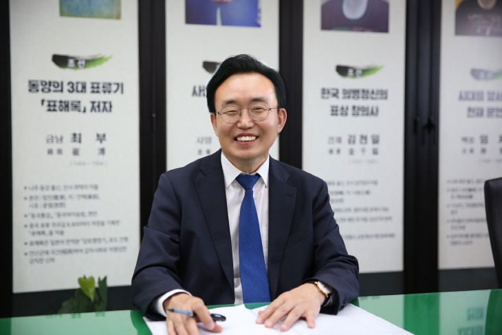 윤