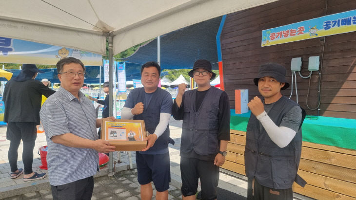 2.여름철 현장 근무자에 냉각조끼 전달(1)