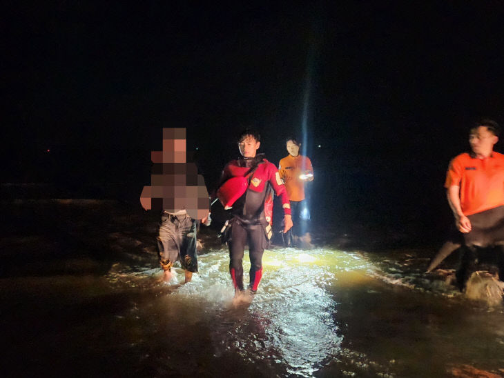 춘장대 해수욕장에서 보령해경에 구조되어 나오는 A씨