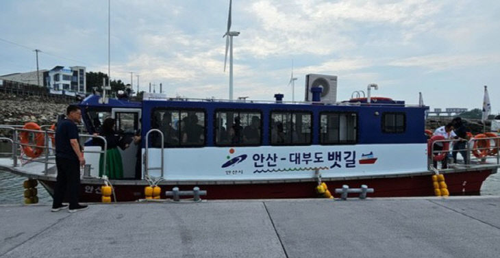 안산시 반달섬에서 대부도 방아머리를 운항하는 도선.