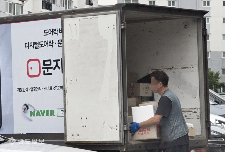 20250812-택배 휴무 앞두고 바쁜 기사1