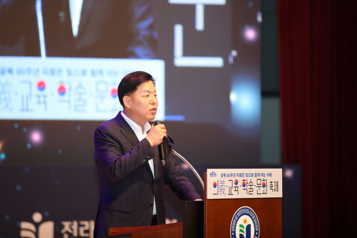 김