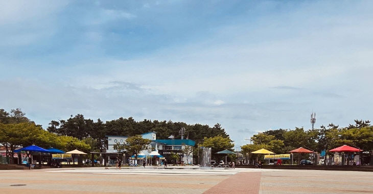 춘장대해수욕장 중앙광장에 설치된 폭염예방 그늘막