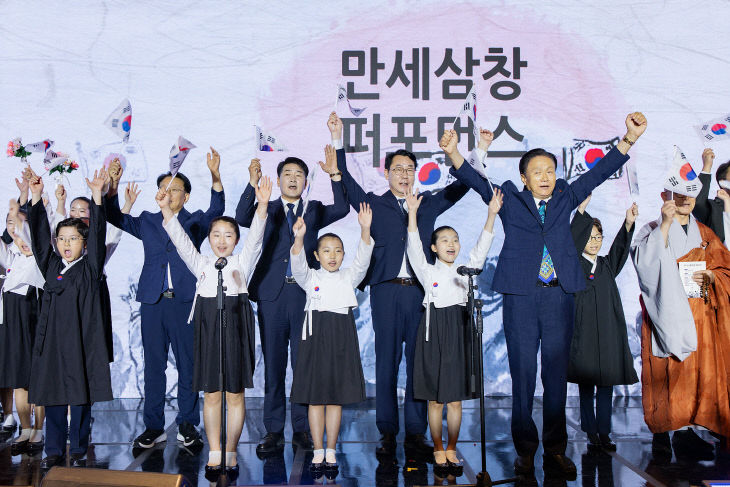 화성시의회, 광복절기념식 만세삼창 행사