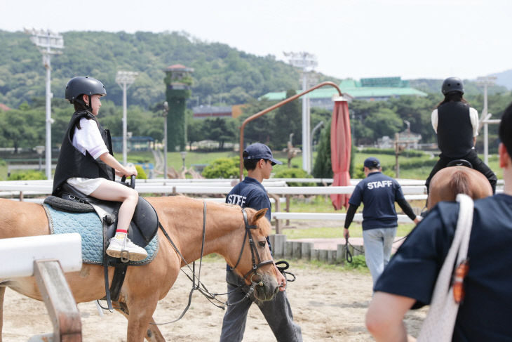 한국마사회, 승마 체험으로 신나는 2학기 지원