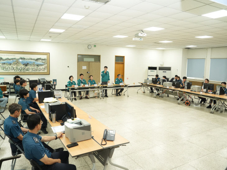 강화군의회  2025년 을지연습 참관 훈련관계자 격려(3)