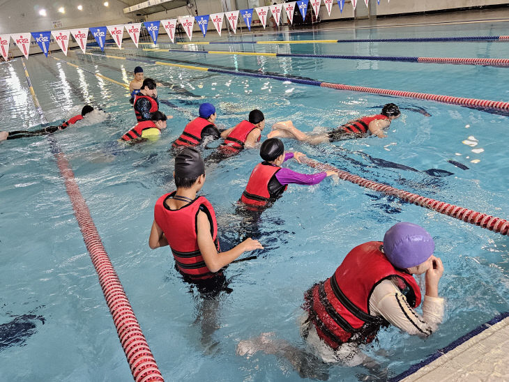 예산 신양초, 물속에서도 안전하게 생존수영 체험 진행(1)