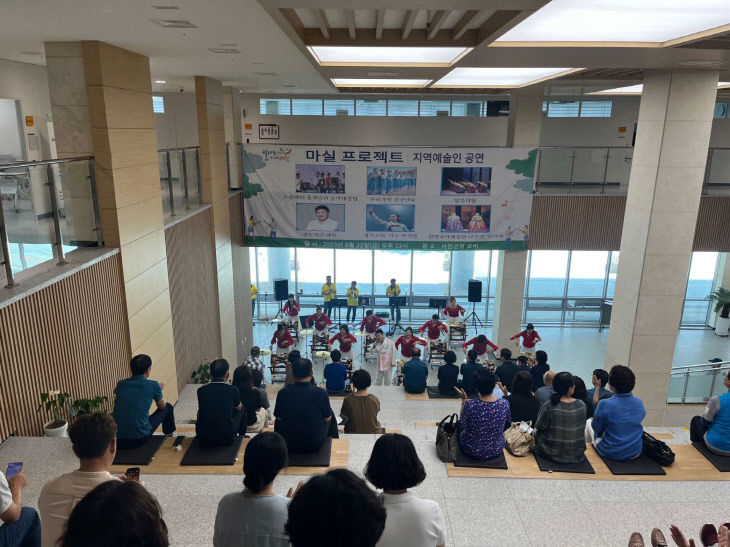 서천군청 로비에서 열린 청사마실 프로젝트