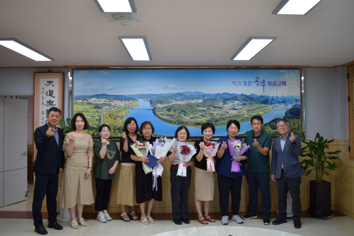 정년퇴임 교육공무직원 송공패 수여식 사진(1)