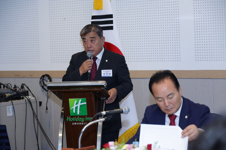 서천군의회 김경제 의장이 건의안을 설명하고 있다