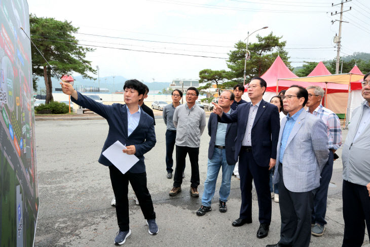 송인헌 군수가 축제 개막을 앞두고 현장을 점검하고 있다