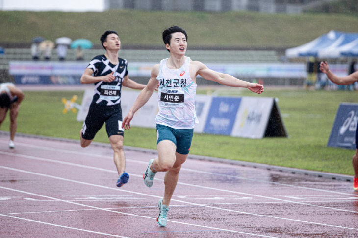 서천군청 육상팀 서민준 선수가 1위로 결승점에 골인하고 있다