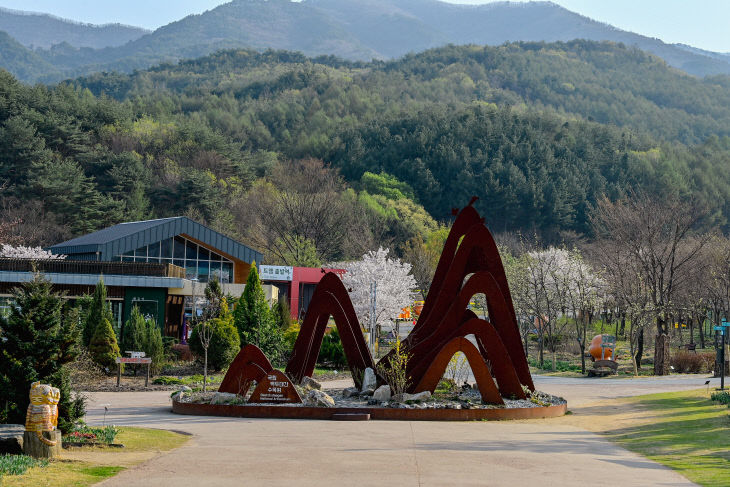 1. 국립백두대간수목원 봄 전경