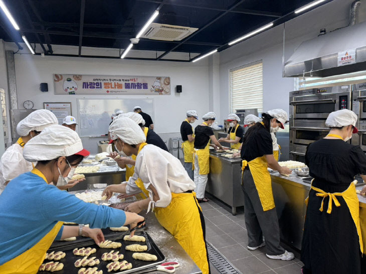 사진1_ 직원들 직접 구운 피자빵으로 아이들에게 웃음 전해