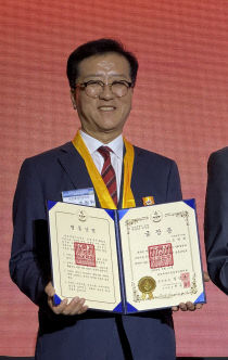 (조원휘 의원 제공) 대전시의회 조원휘 의장 금장 수상