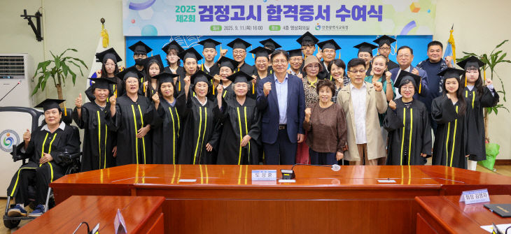 장학증서와 장학금 전달