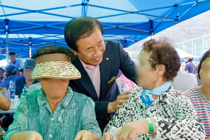 보도 1) 김문근 단양군수와 어르신(2)