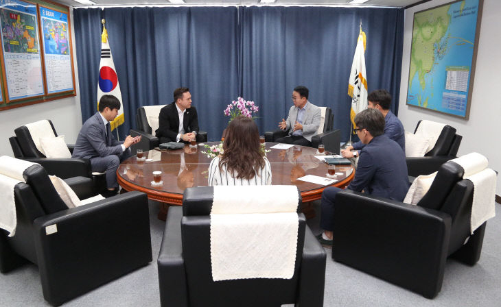 (사진1)로얄러셀스쿨 추진단 내방 전경 사진