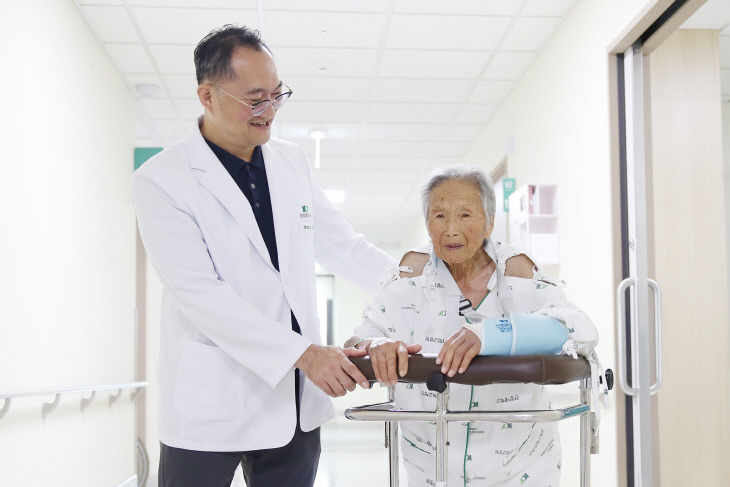 108세 초고령 인공관절 수술 성공