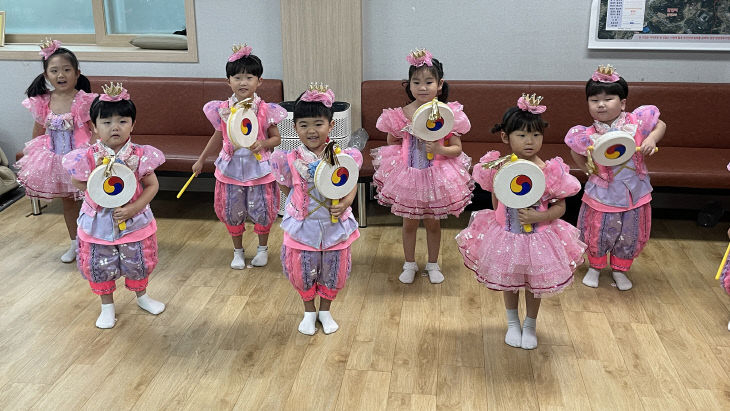 1. (서산시 성연면)화려한 의상의 어린이 손님 경로당 방문2