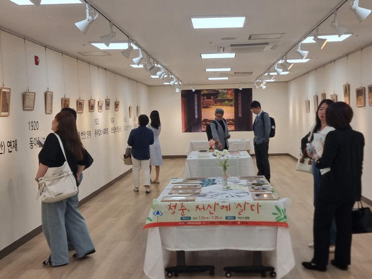 2층 전시실 관람