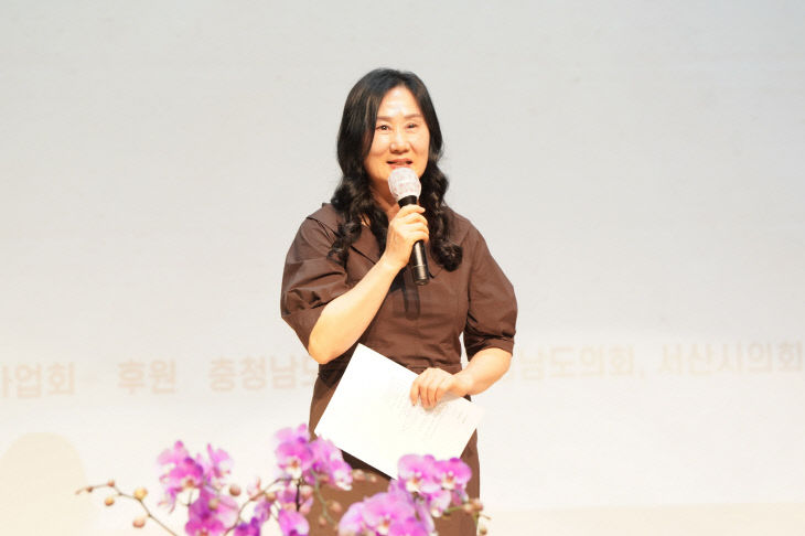 인사말을 하고 있는 김가연 회장