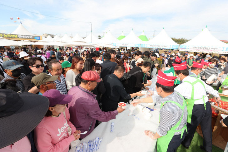 지난해 농특산물 장터 수박화채 나눔 행사 사진