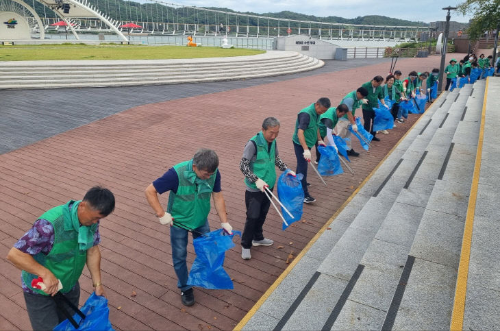 4.예산군새마을회 예당호수변무대 일원 대청결운동 모습