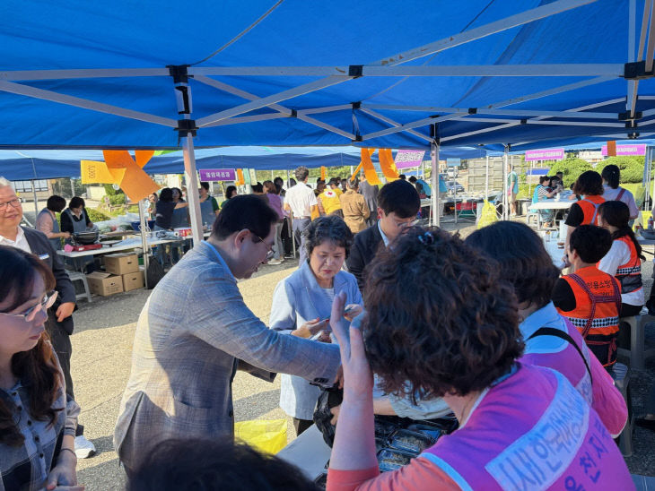 사진6) 이웃사랑알뜰바자회 열어 (1)