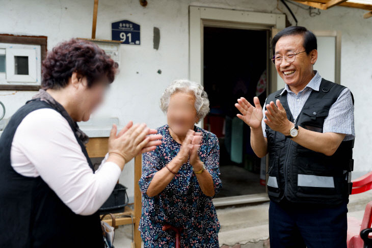 보도 1) 김문근 단양군수와 어르신(3)