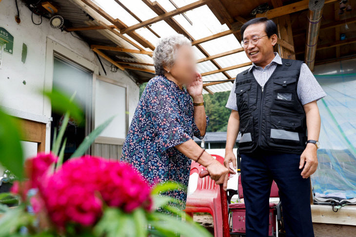 보도 1) 김문근 단양군수와 어르신(1)