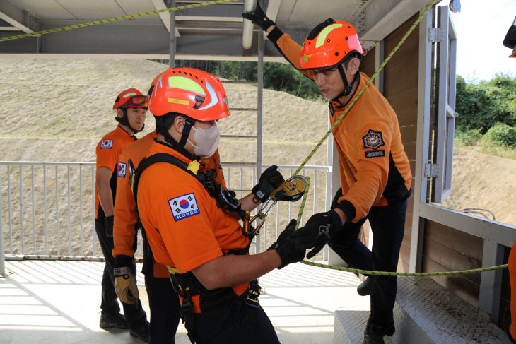 훈련탑에서 가을철 산악사고 특별구조훈련을 실시하는 모습