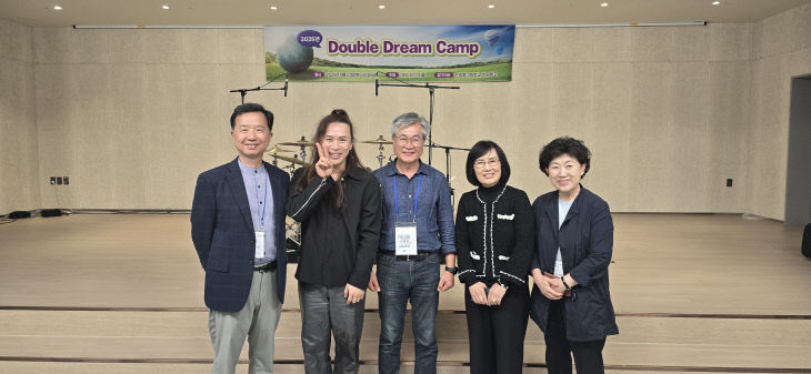 우측부터 김영미 교장(한꿈학