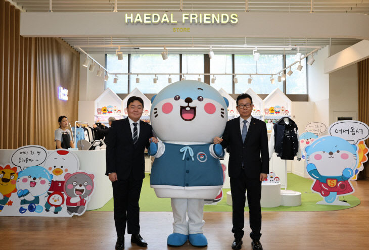 사진 2. 선문대 '해달이 프렌즈 스토어' 앞에서 기념 촬영