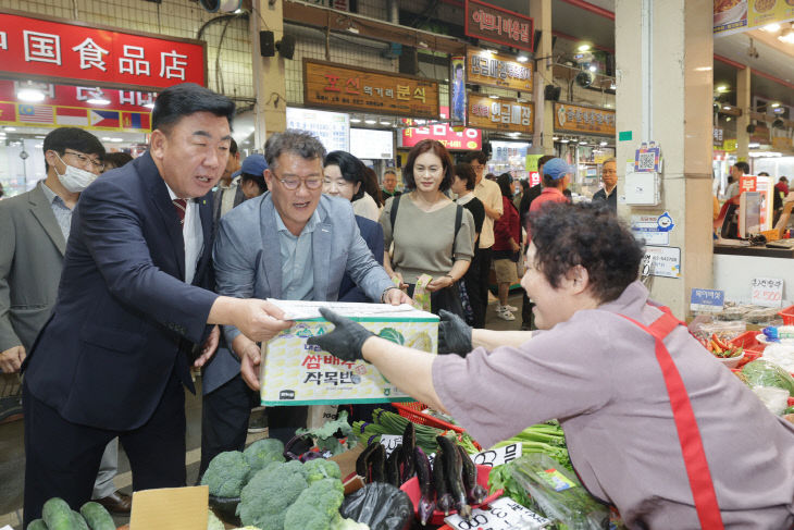 이범석 청주시장, 추석 앞두고 ‘전통시장 장보기’ 솔선 참여
