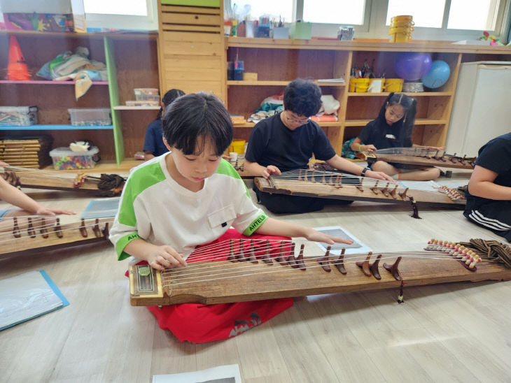 우리나라 전통익기인 가야금을 배우는 모습