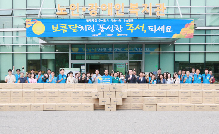 기념촬영을 하고 있다