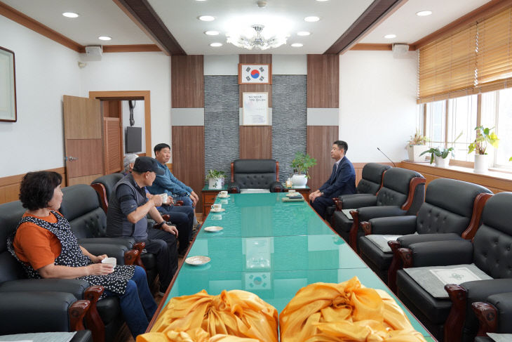 예산교육지원청, 추석 맞이 청사 직원 명절 격려품 전달(1)