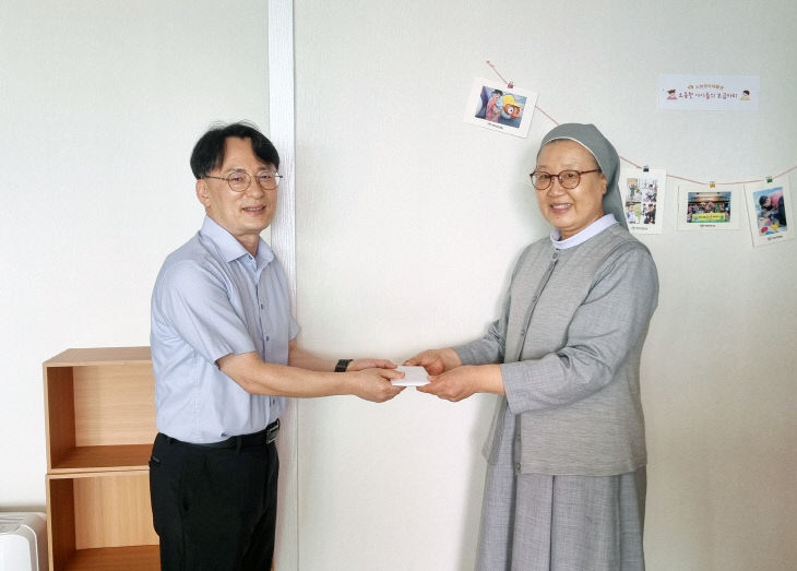 남형구 총무과장(왼쪽)이 황석자 있다.