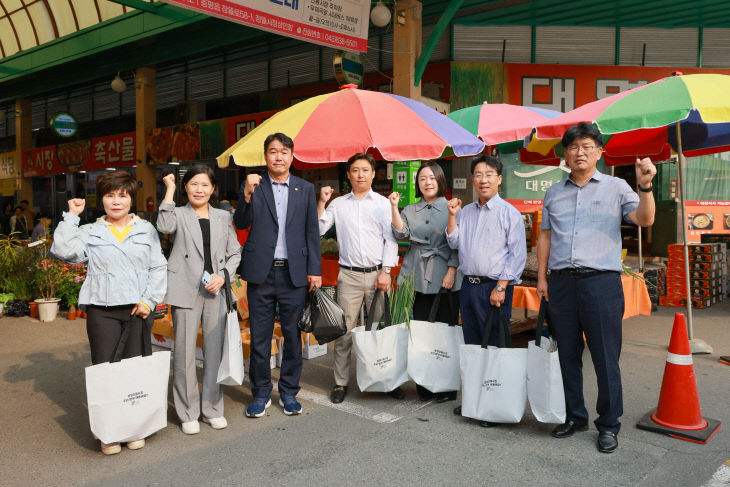 증평군의회,전통시장 장보기 행사 실시(2)
