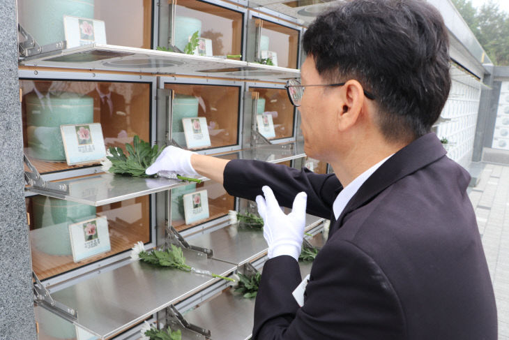 01.무연고 묘역 헌화(원장직무대리 백순교 과장)